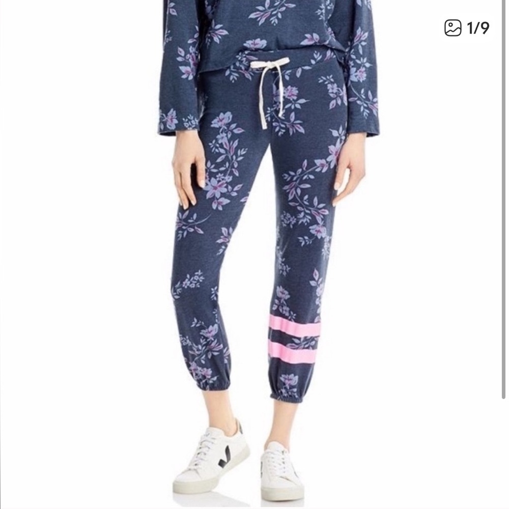 Sundry Floral Sweatsuit with Shortsleeves